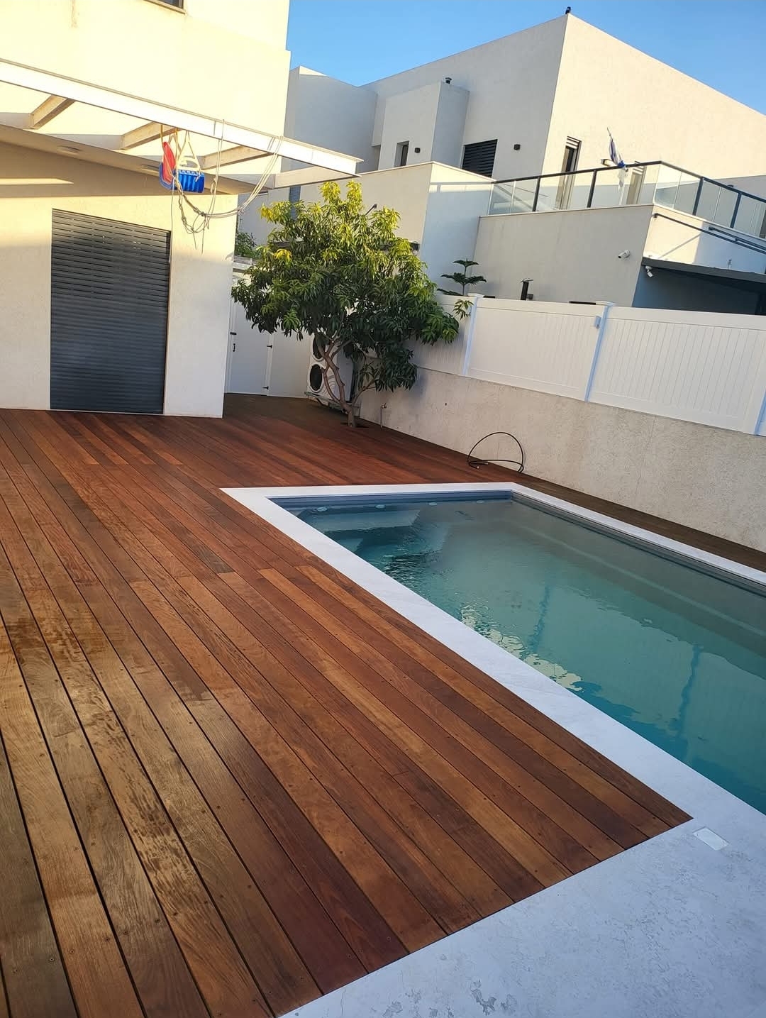 דק איפאה סביב בריכה - פרויקט ALUM WOOD